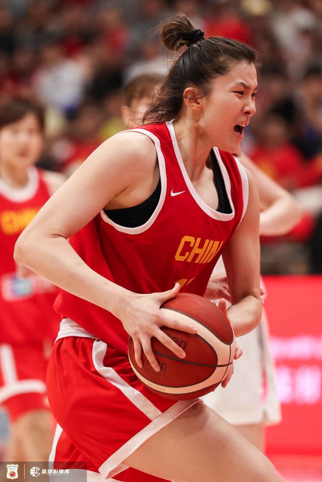 穆古鲁扎在老鹰比赛中最后时刻胜出,反败为胜引发热议!上演精彩一战(穆古鲁扎世界排名) 穆古鲁扎在老鹰比赛中最后时刻胜出,反败为胜引发热议!上演精彩一战(穆古鲁扎世界排名)